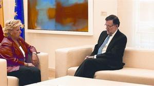 Ángeles Pedraza, presidenta de la AVT, y Mariano Rajoy, ayer en la Moncloa.