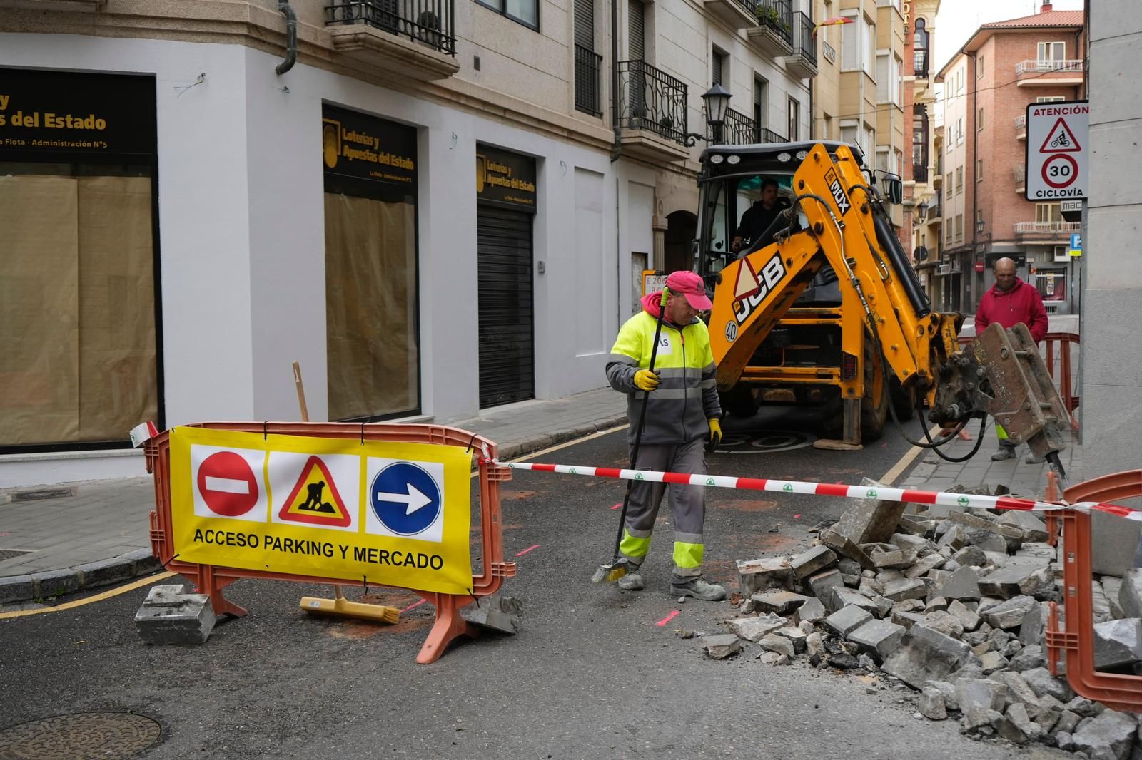 GALERÍA | Nuevas obras en el entorno del Mercado de Abastos: desvíos