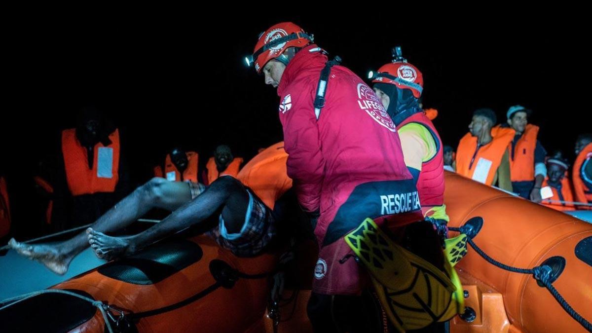 Open Arms salva a un centenar de inmigrantes en el mar en una nueva operación