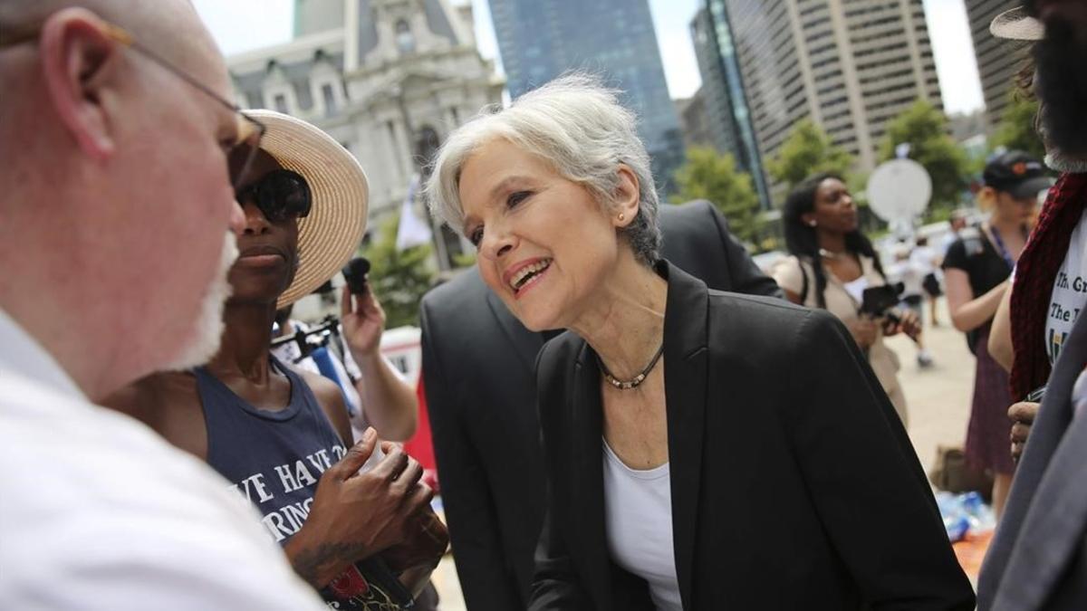 La candidata verde Jill Stein habla con sus simpatizantes.