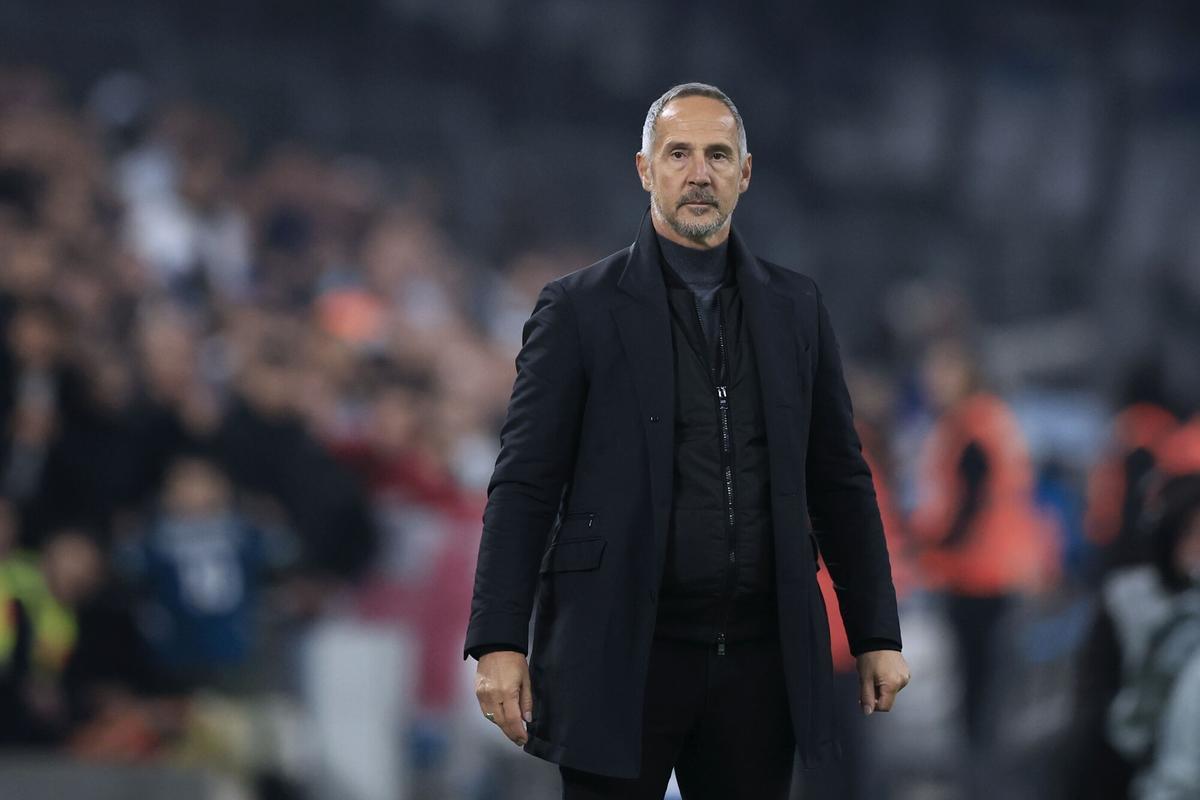 Marseille (France), 01/12/2024.- Monaco head coach Adi Hutter looks on during the French Ligue 1 soccer match between Olympique de Marseille and AS Monaco in Marseille, France, 01 December 2024. (Francia, Marsella) EFE/EPA/GUILLAUME HORCAJUELO