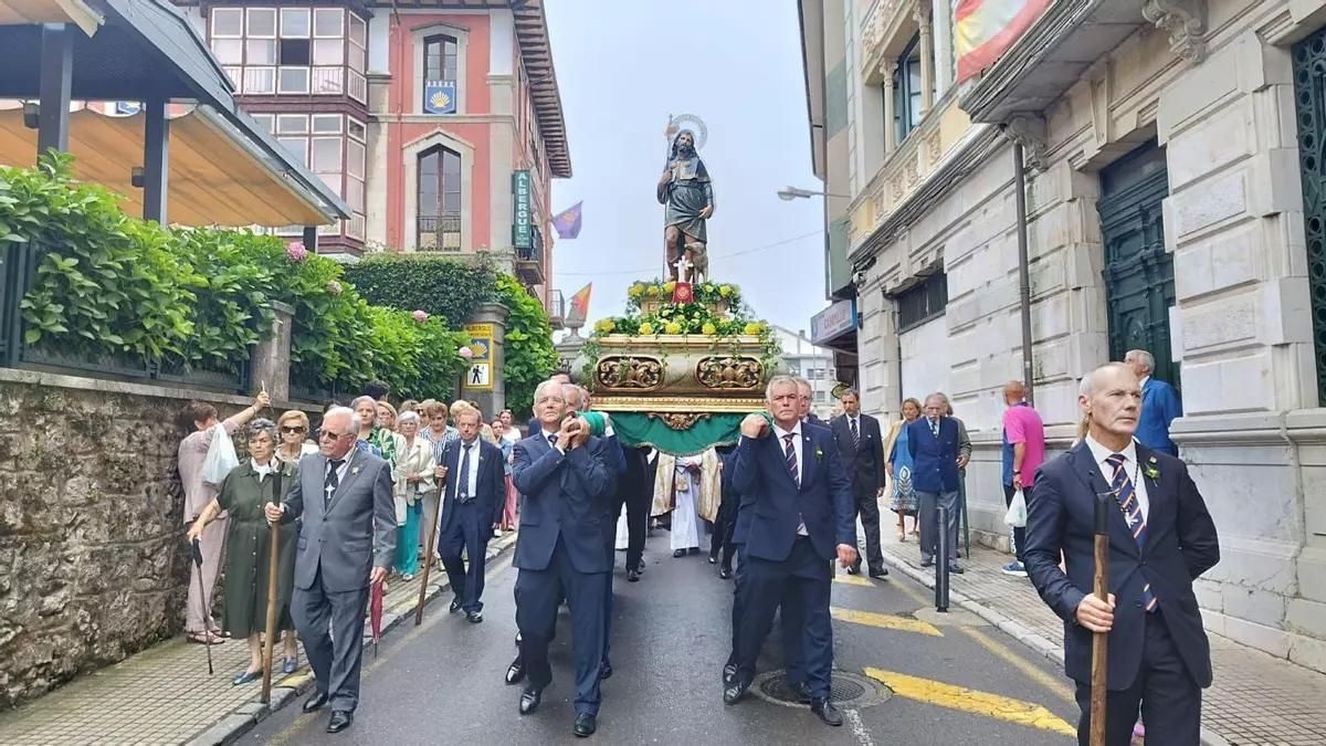 Una edición anterior de la procesión de San Roque en Llanes.