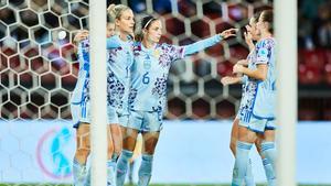 Aitana y Alexia celebrando uno de los goles ante Suiza