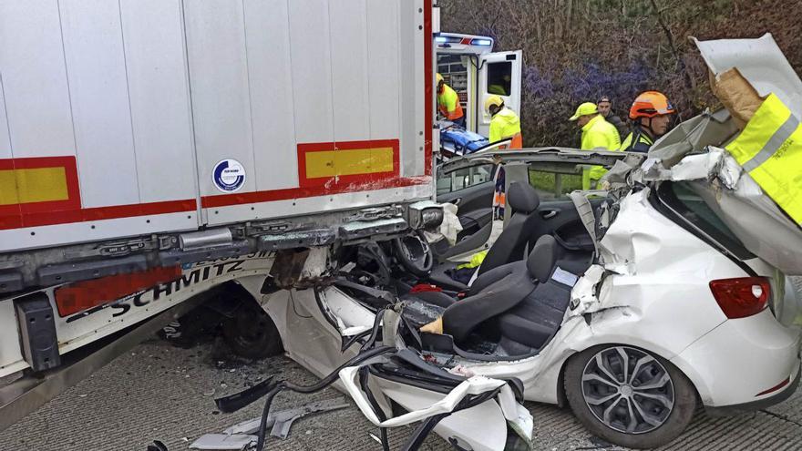 EN IMÁGENES: Un accidente en la &quot;Y&quot; deja un herido muy grave y retenciones kilométricas en el nudo de Serín