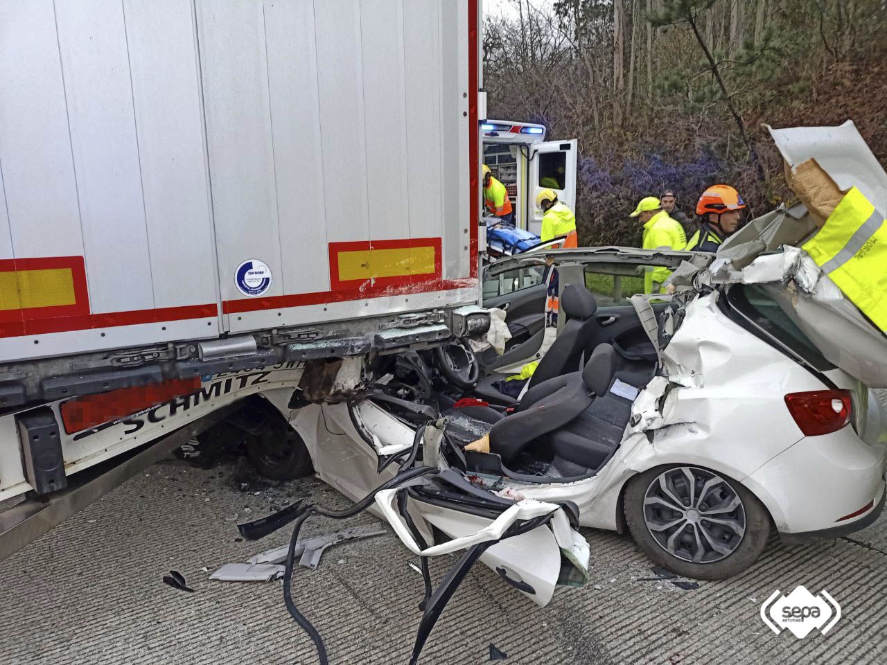 EN IMÁGENES: Un accidente en la &quot;Y&quot; deja un herido muy grave y retenciones kilométricas en el nudo de Serín