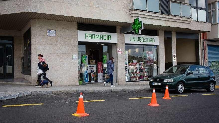 Farmacia de As Lagoas en la que se cometió el robo el pasado viernes. // Agostiño Iglesias