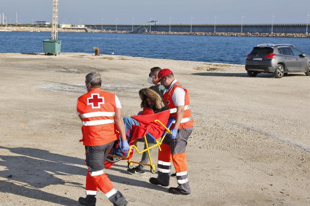 Guardia Civil, Cruz Roja y Salvamento Marítimo han puesto en marcha el protocolo para recepcionar a 24 personas rescatadas en el mar y que ocupaban una patera. 20 hombres y cuatro mujeres