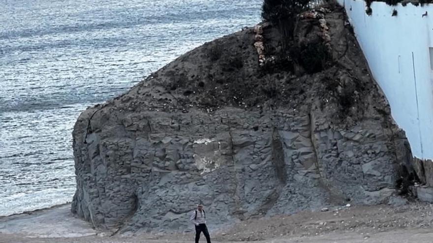 Retiran el cartel luminoso incrustado en el acantilado de la cala de la Barraca de Xàbia