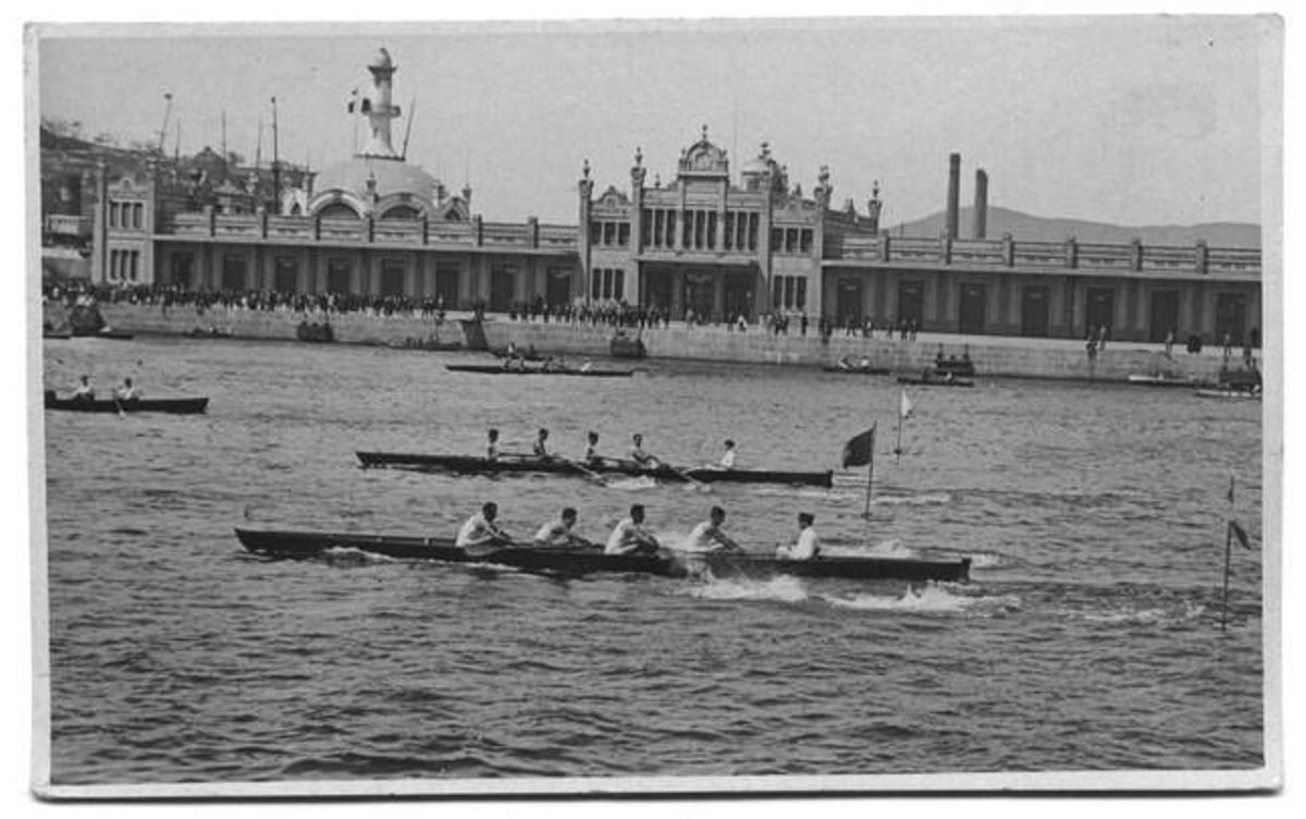 Competició de rem, al Port de Barcelona, davant de l’antic Reial Club Marítim, el 1920.