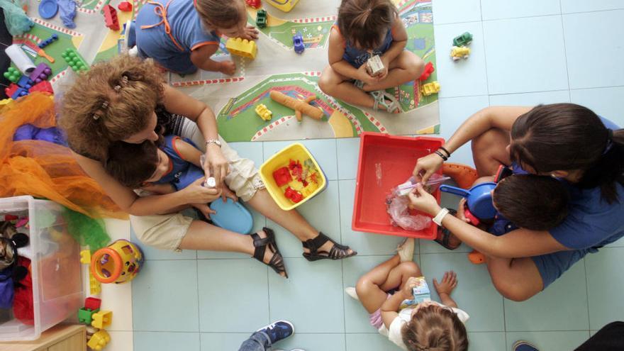 Dos maestras de Infantil cuidan de sus alumnos en una guardería de la capital.