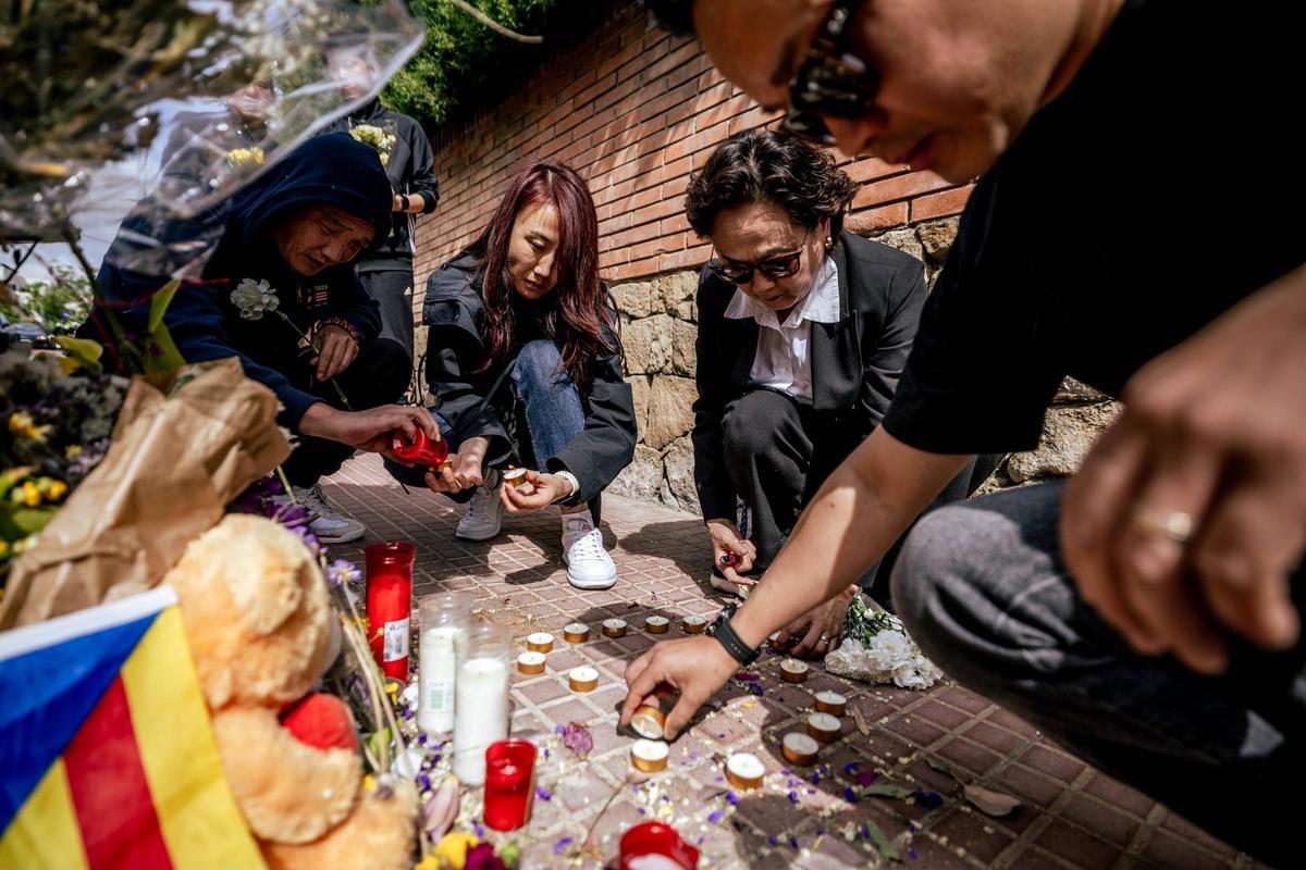 Acto en homenaje a la mujer asesinada en Esplugues con la presencia del padre de la víctima, que ha viajado desde China