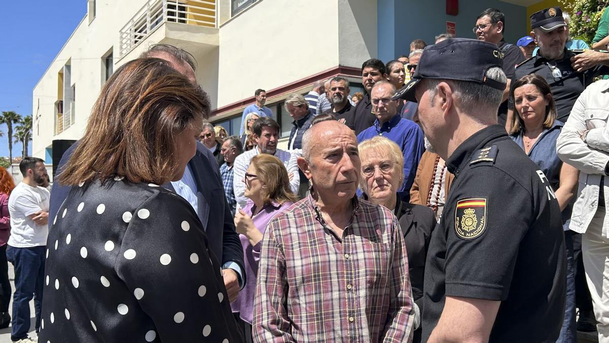 La alcaldesa de Torremolinos, Margarita del Cid, da el pésame a Alfonso, el hermano del capitán de la Guardia Civil fallecido en Huelva el viernes.