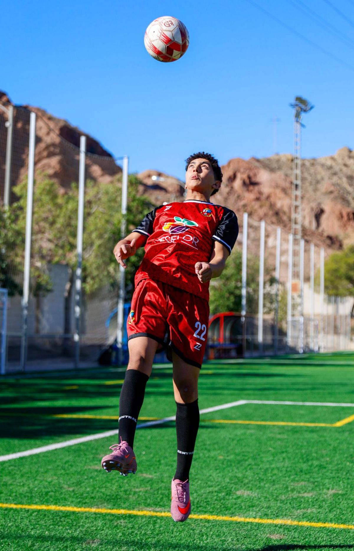 Mohamed Amine Laraich, estudiando en un aula del IES Bartolomé Pérez de Lorca. | ELISABET SOTO