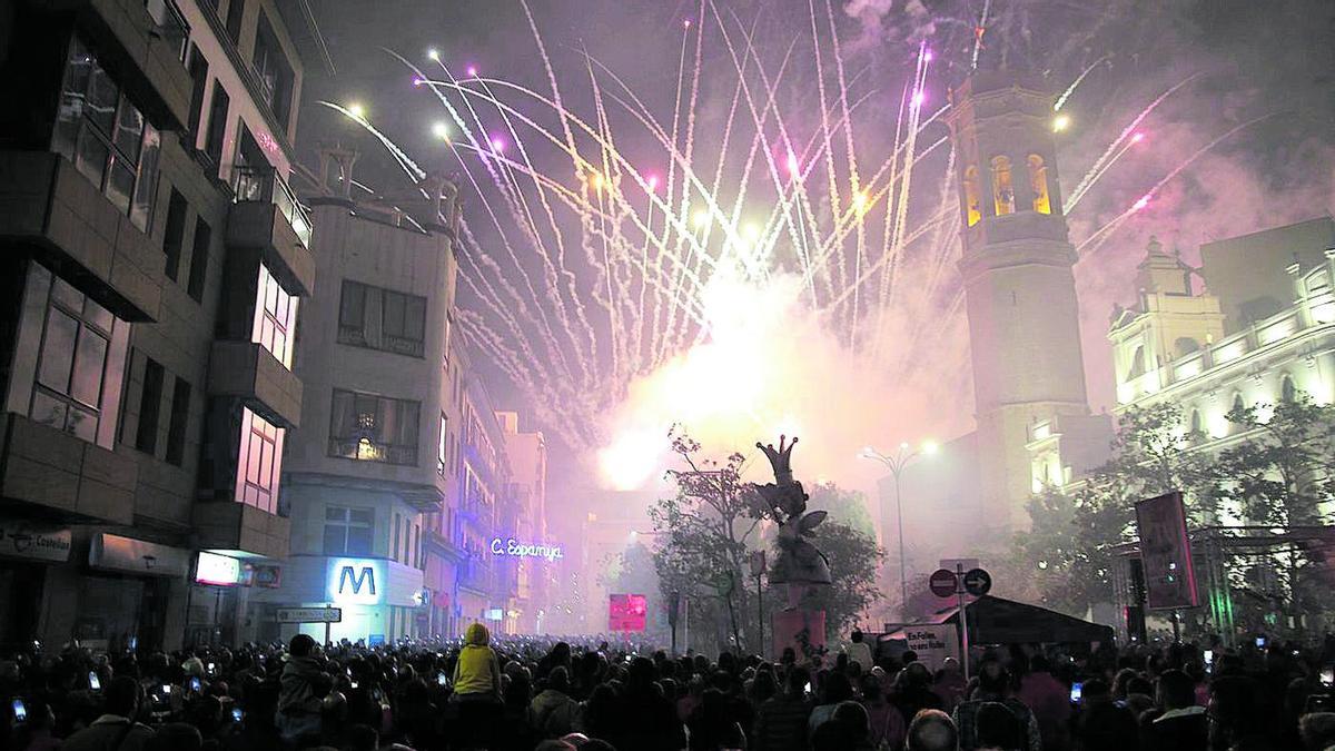 Los vecinos salieron a la calle para vivir la multitudinaria cita y disfrutar del gran ambiente festivo de la jornada.