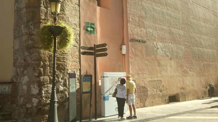 Tres paneles turísticos y un poste informativo se dan cita en la esquina del Sagrario con el patio de los Naranjos de la Catedral, evidencia del maremágnum de señales que no deja de crecer en Málaga.