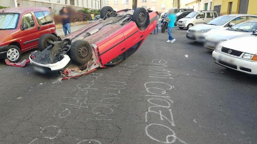 Vehículo volcado en Santa Cruz de Tenerife.