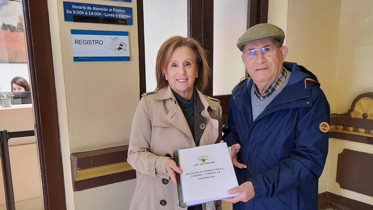 Los vecinos de La Princesa entregan firmas exigiendo el parking en el barrio.