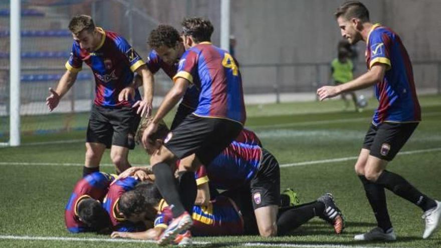 Los jugadores del Eldense celebran el gol del triunfo en el minuto 90.