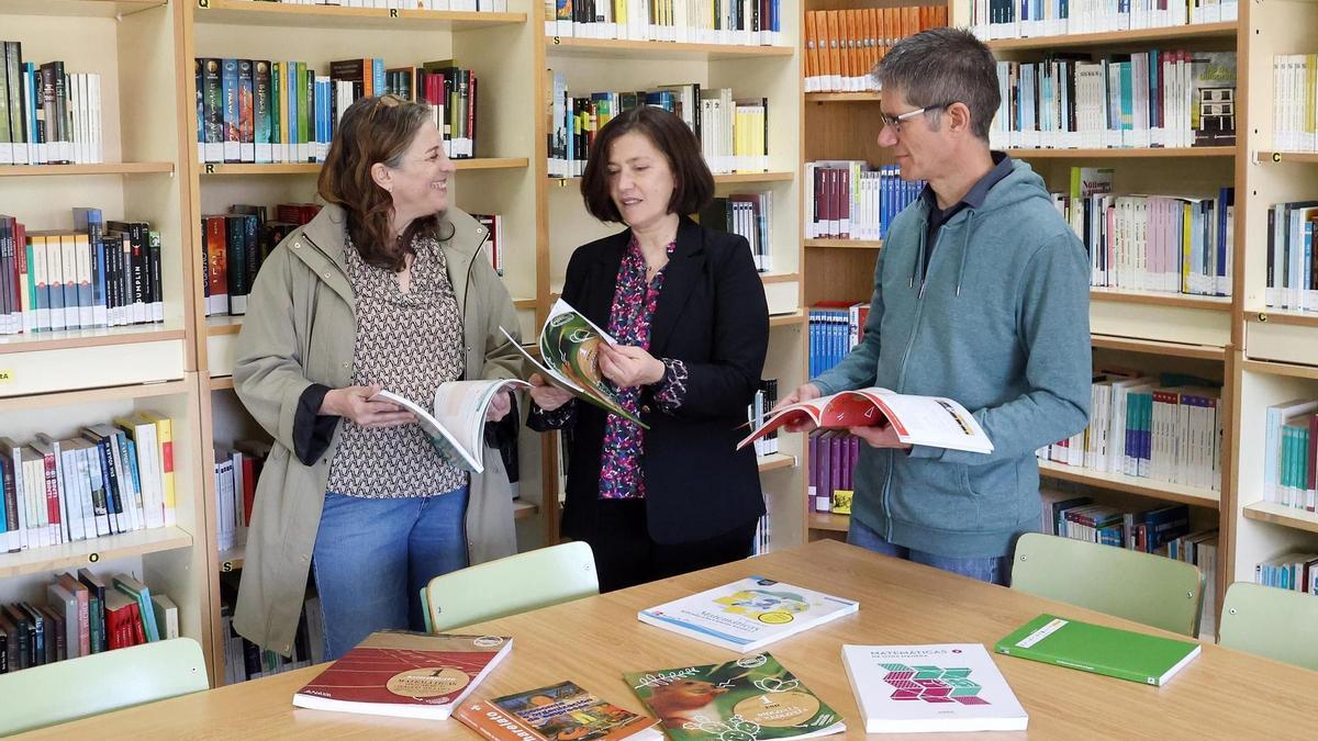 Profesores del IES Coruxo, en la biblioteca del centro.