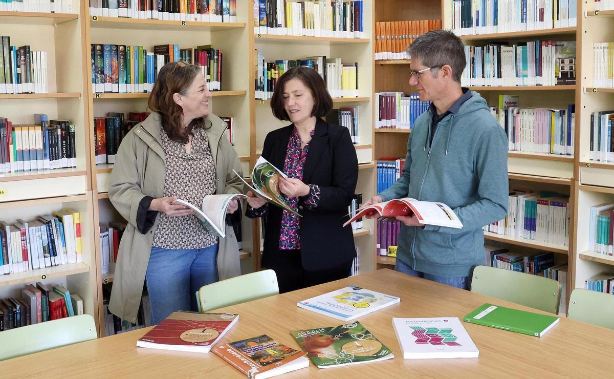 Profesores del IES Coruxo, en la biblioteca del centro.