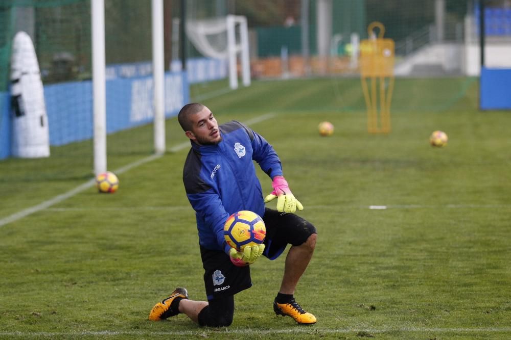 Circuito de fuerza, ejercicio de posesión y fútbol 8 para 8 en el primer entrenamiento de una semana sin fútbol liguero.