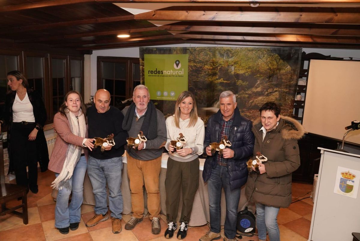 Alcaldes, concejales y viceconsejera de Turismo, en el acto.
