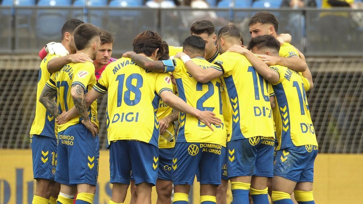 Los jugadores de la UD, en un lace durante el pulso ante el Ceuta.