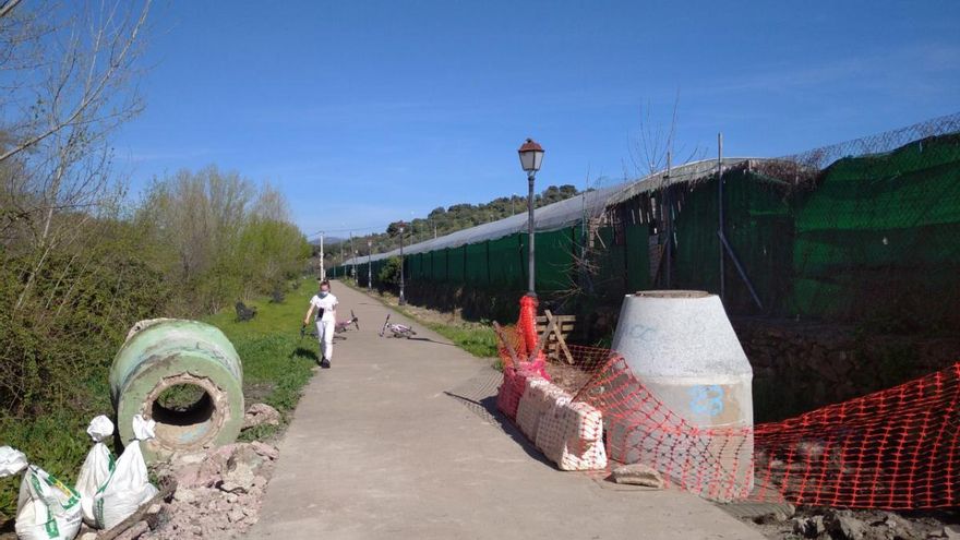 Comienza la reparación de la fuga del colector del Jerte en el paseo fluvial de Plasencia