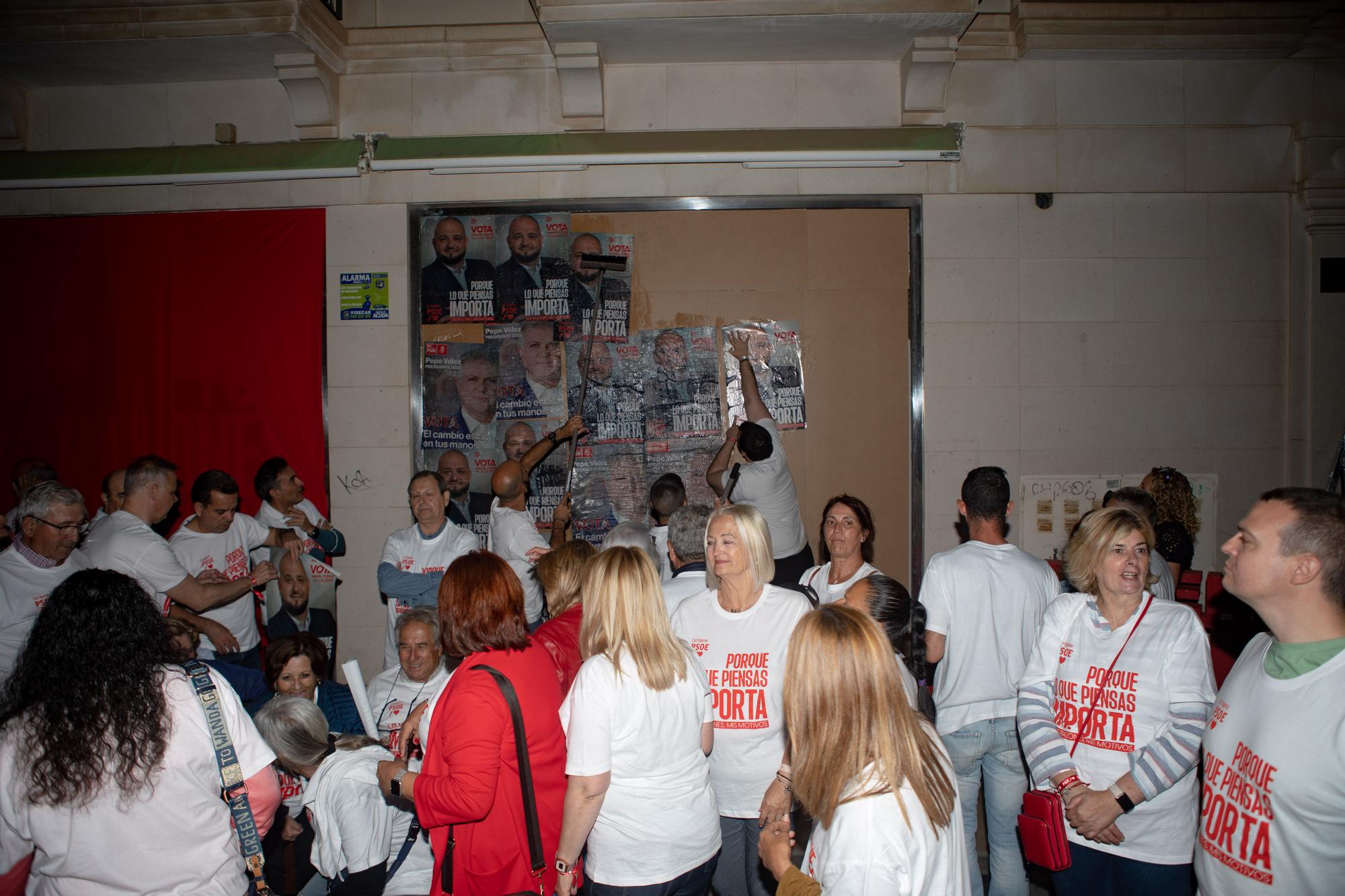 FOTOS: Cartagena abre la campaña electoral con la pegada de carteles