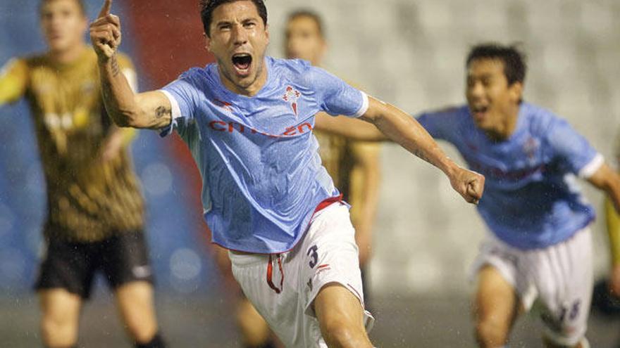 Roberto Lago celebra el gol que empató la eliminartoria ante el Almería en 2012. // R. Grobas
