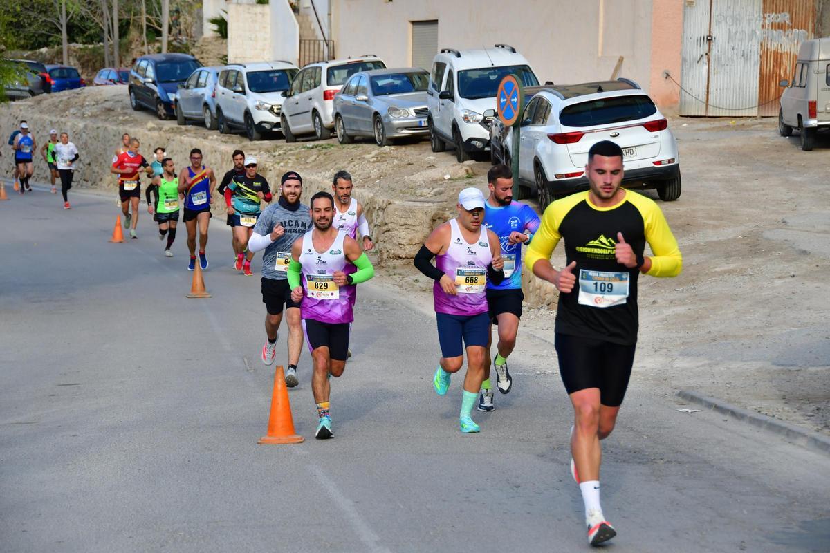 Varios atletas, en una de las zonas con más desnivel del circuito de la Media Maratón de Cieza