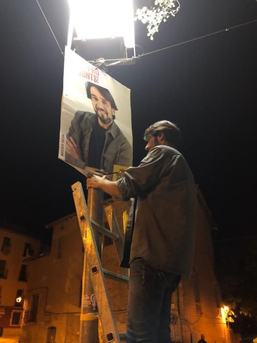 Penjada de cartells de Junts per Catalunya al Bage