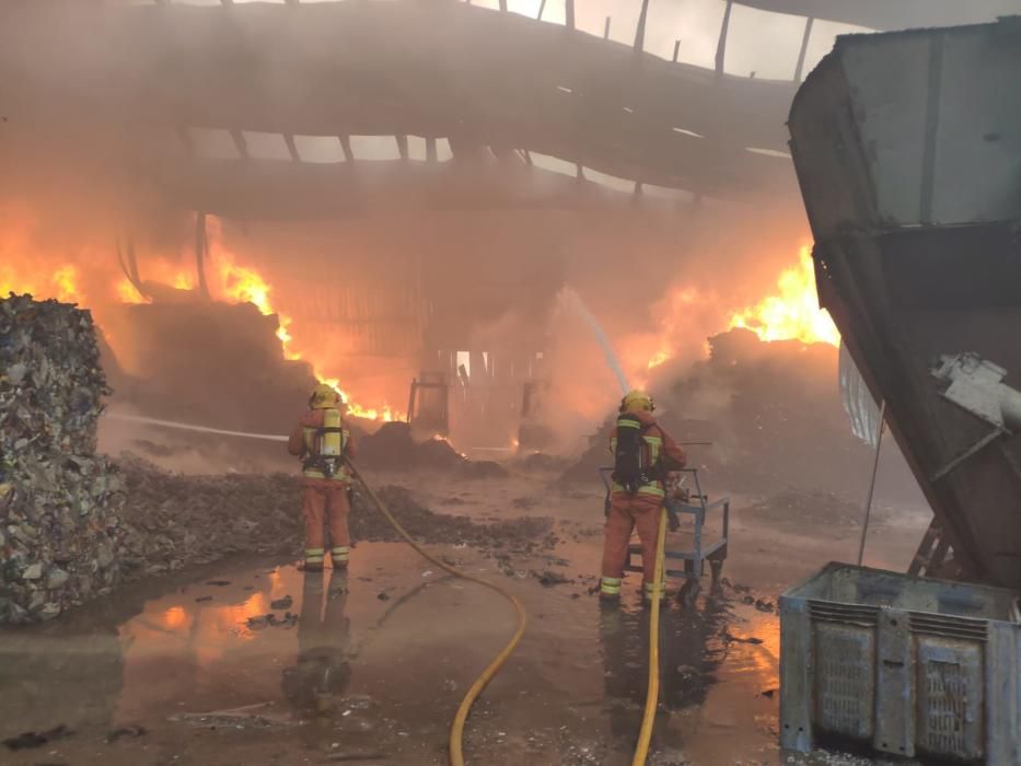 Incendio en una planta de reciclaje de Riba-roja