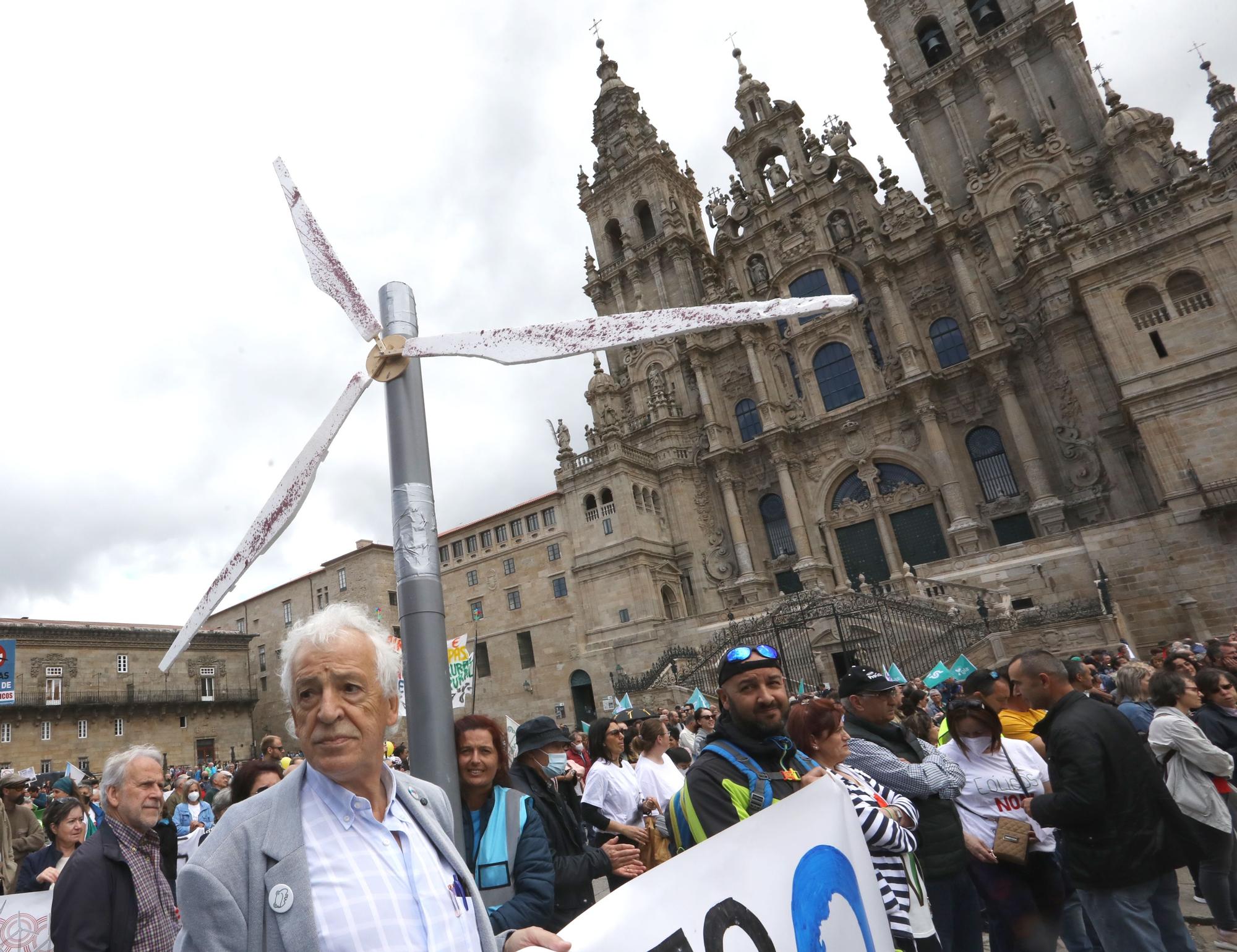 Multitudinaria manifestación en Santiago por un modelo alternativo a los eólicos