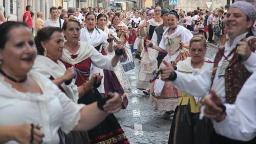 Grupos de diez municipios participan en el XII Aplec de Danses de la Mariola