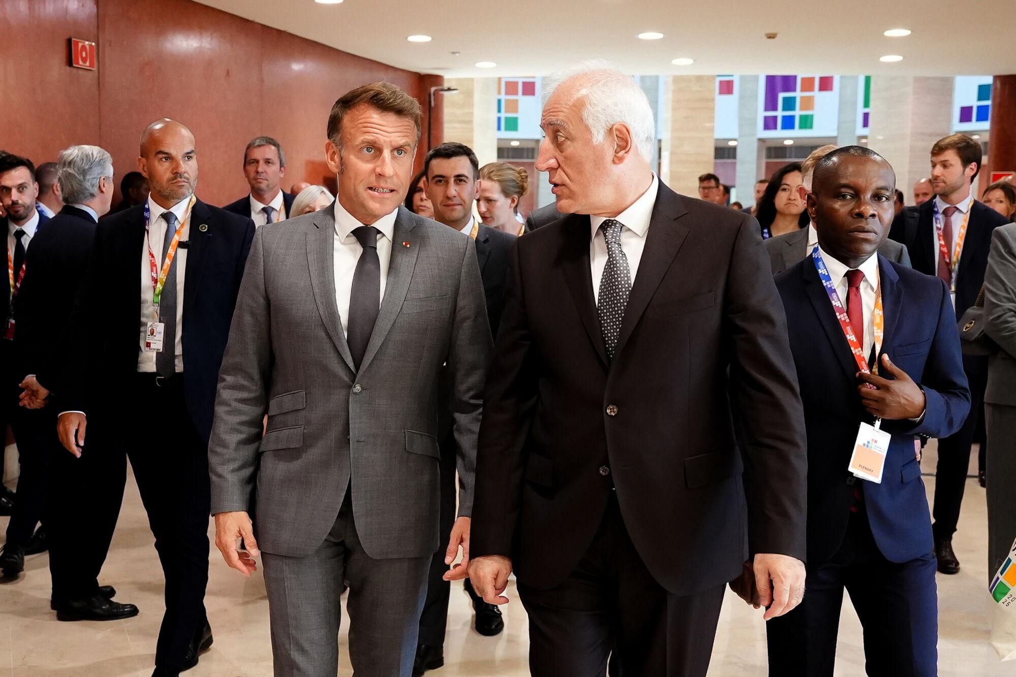 El presidente de la República Francesa, Emmanuel Macron, a su llegada a la conferencia. A 30 de junio de 2026 en Sevilla, Andalucía (España). El presidente de la República Francesa, Emmanuel Macron, participa con una intervención destacada en el marco de la IV Conferencia Internacional sobre la Financiación para el Desarrollo de Naciones Unidas, abordando los desafíos globales en materia económica y de cooperación internacional. 30 JUNIO 2025 Francisco J. Olmo / Europa Press 30/06/2025. EMMANUEL MACRON;Francisco J. Olmo;