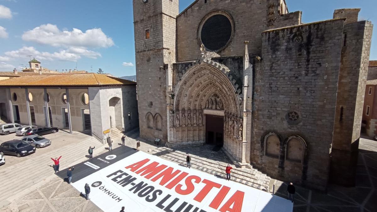 Una de les pancartes als peus de la basílica de Santa Maria de Castelló d&#039;Empúries