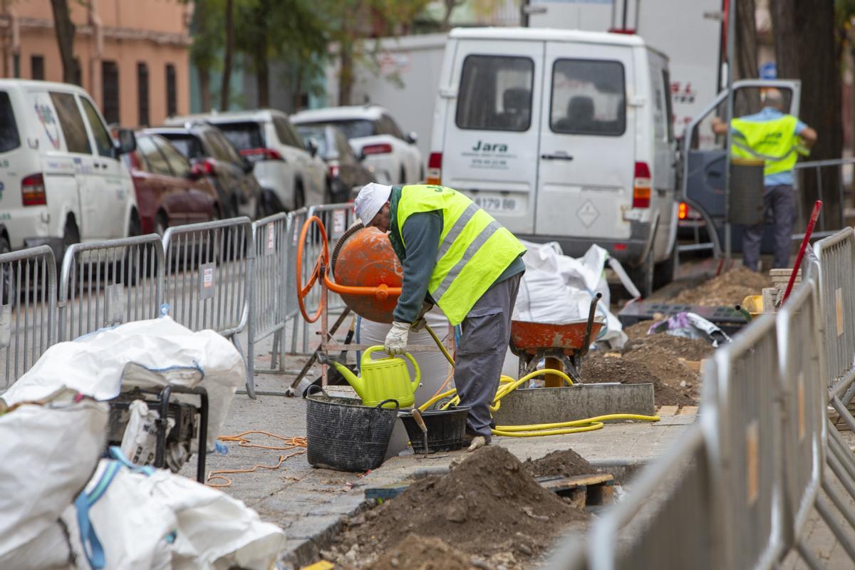 Operarios trabajan en una obra en Zaragoza.