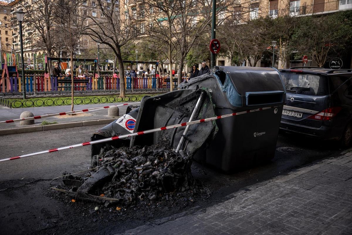 Cinco contenedores han ardido esta madrugada en la plaza San Francisco además de otros tres en la calle Andrés Piquer.
