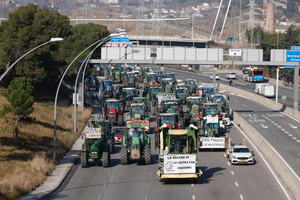 Tractores a su entrada a Barcelona por la Meridiana