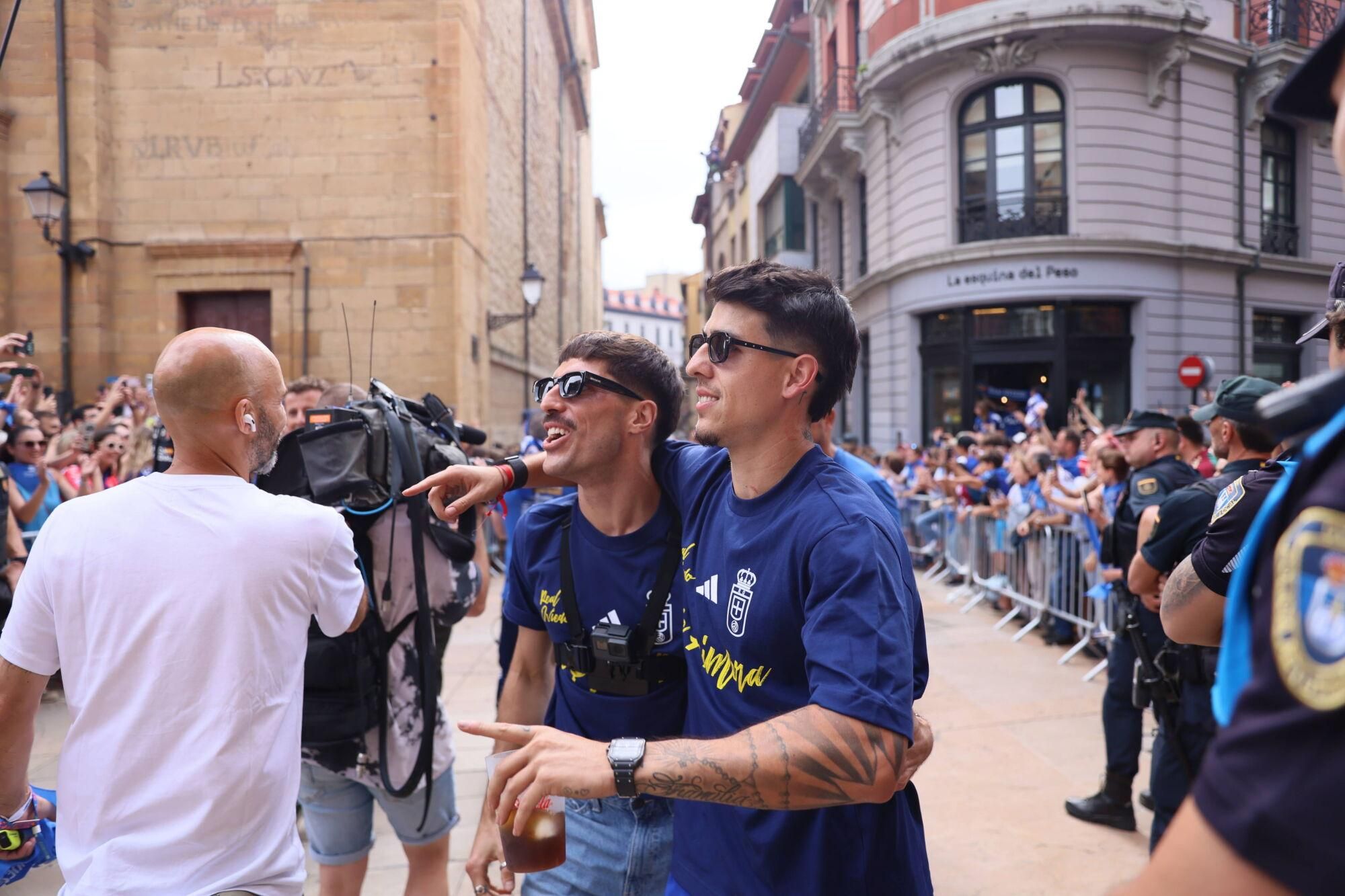 Locura azul en las calles de Oviedo para celebrar el ascenso del equipo a Primera División