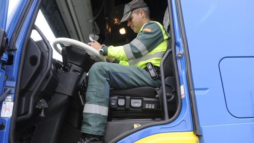 Aviso a los conductores: la Guardia Civil vigila las carreteras gallegas con un camión camuflado