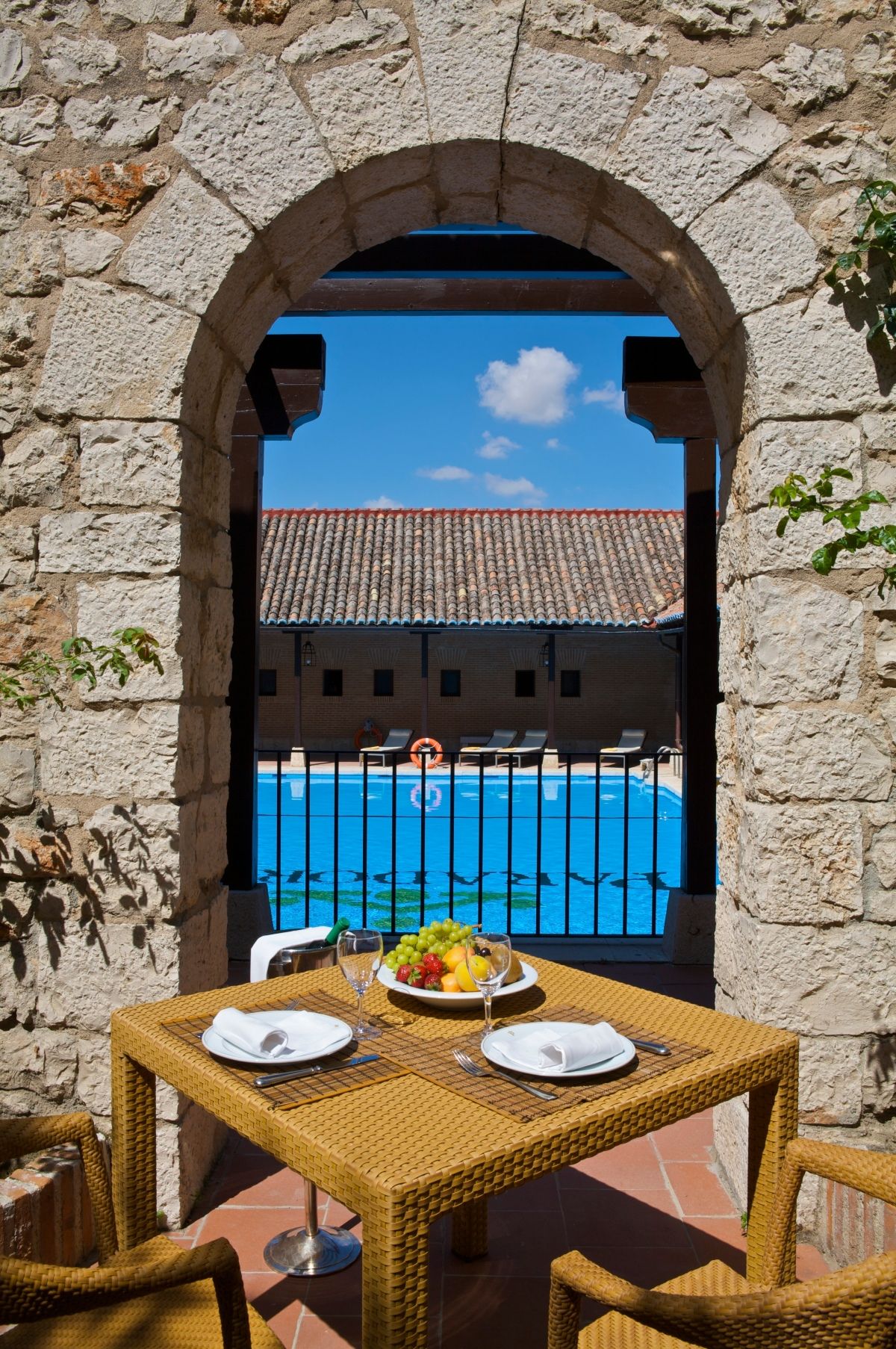 Disfruta de la gastronomía del Parador de Chinchón con estas vistas a la piscina.