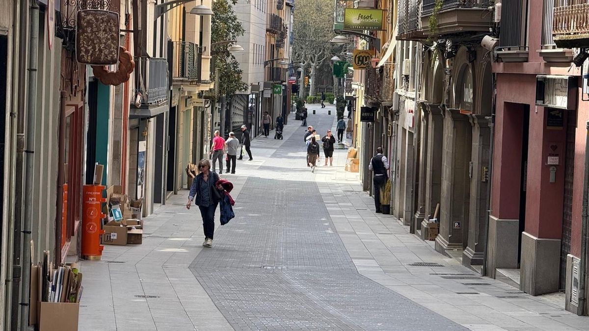 Diverses persones passegen per un carrer del nucli antic d'Olot, en una imatge d'arxiu.