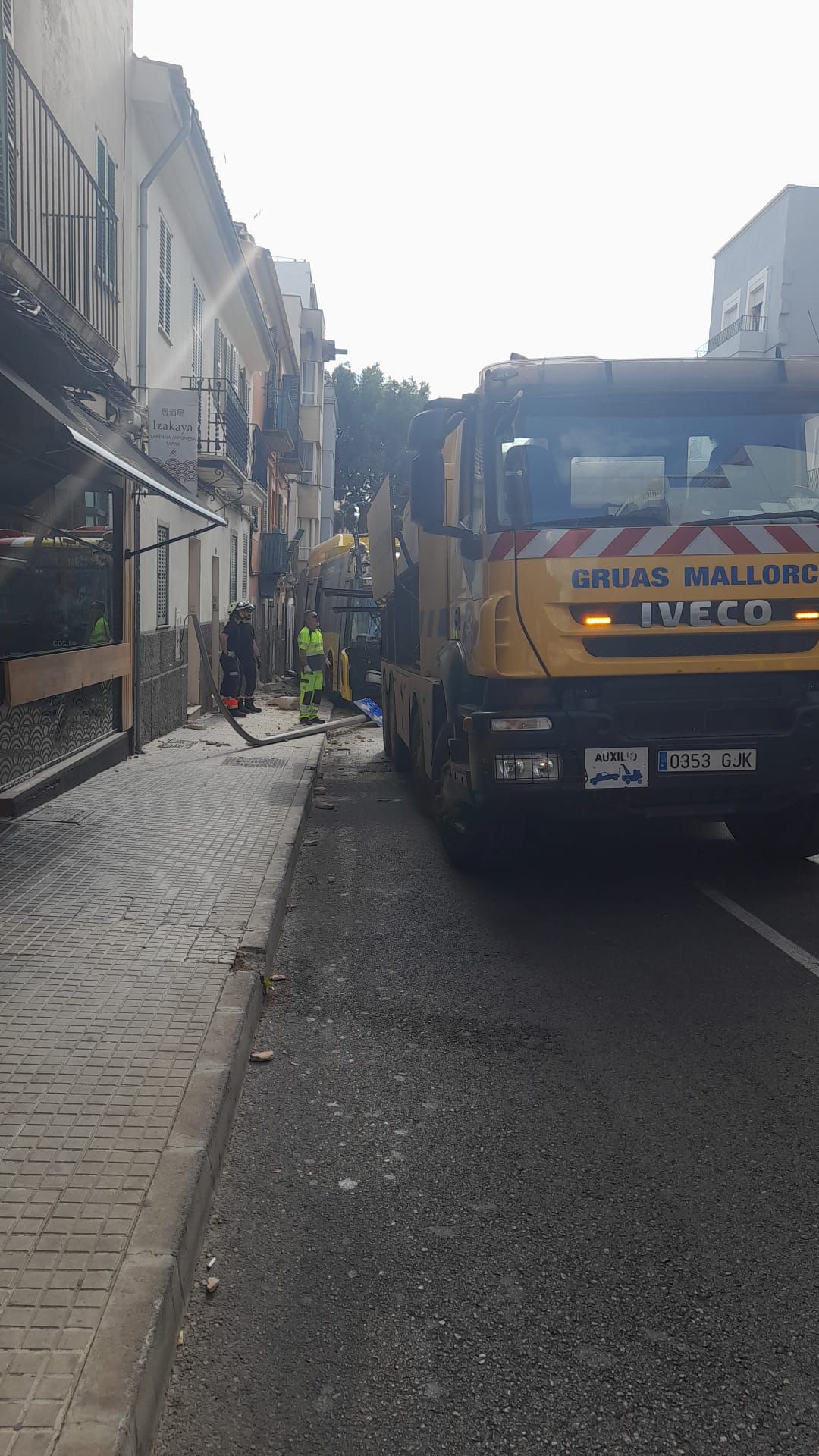 Un autocar del TIB se estrella contra una farola y un balcón en Palma