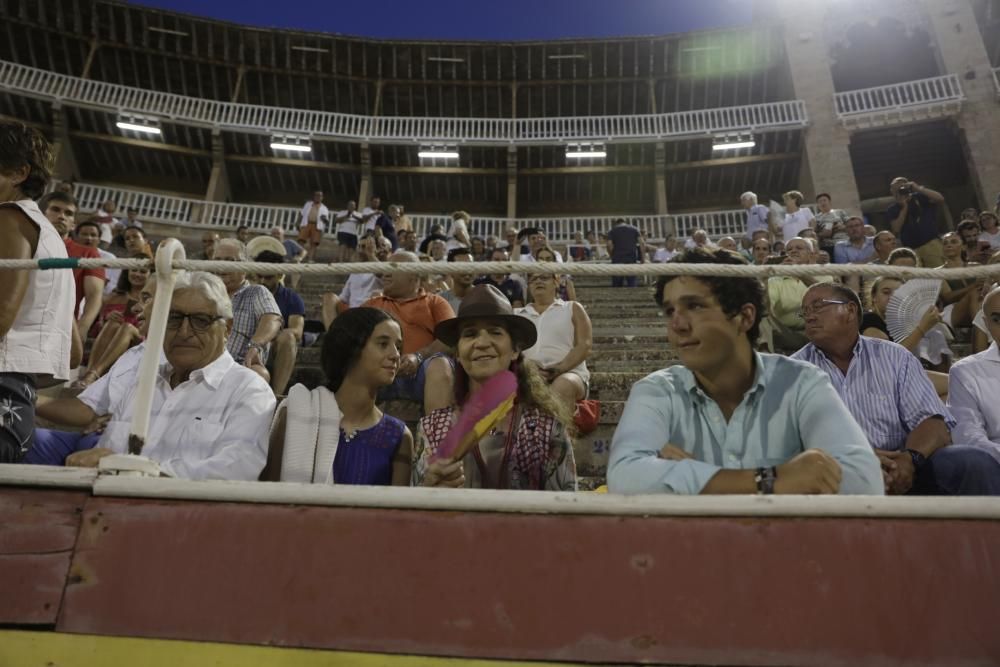 La infanta Elena y sus hijos en los toros