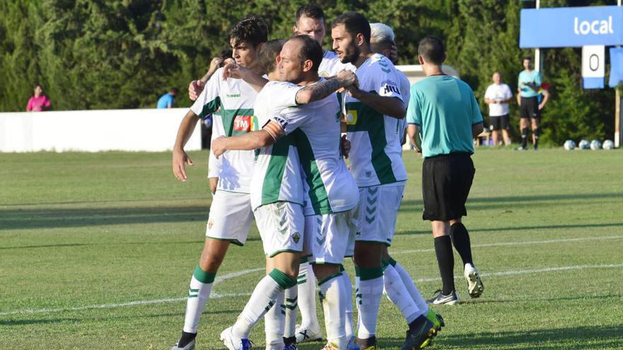 Los jugadores del Elche celebran el primer gol ante el Athletic Torrellano