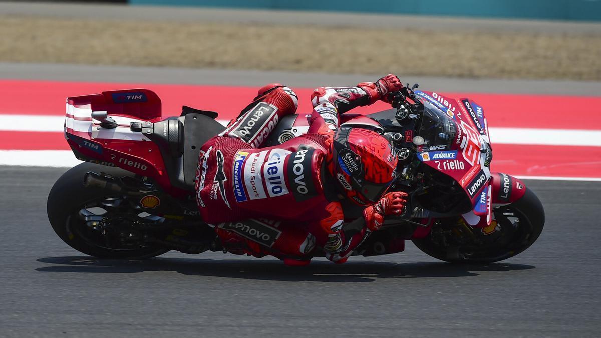Márquez resiste la primera embestida de la jauría de Aprilia en Australia