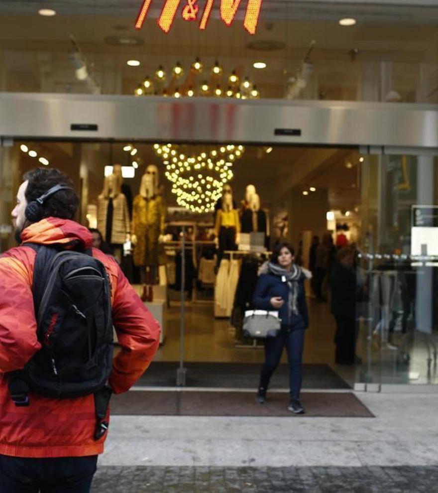 H&amp;M tiene una camisa a rayas muy versátil para el día a día y por menos de 20 euros