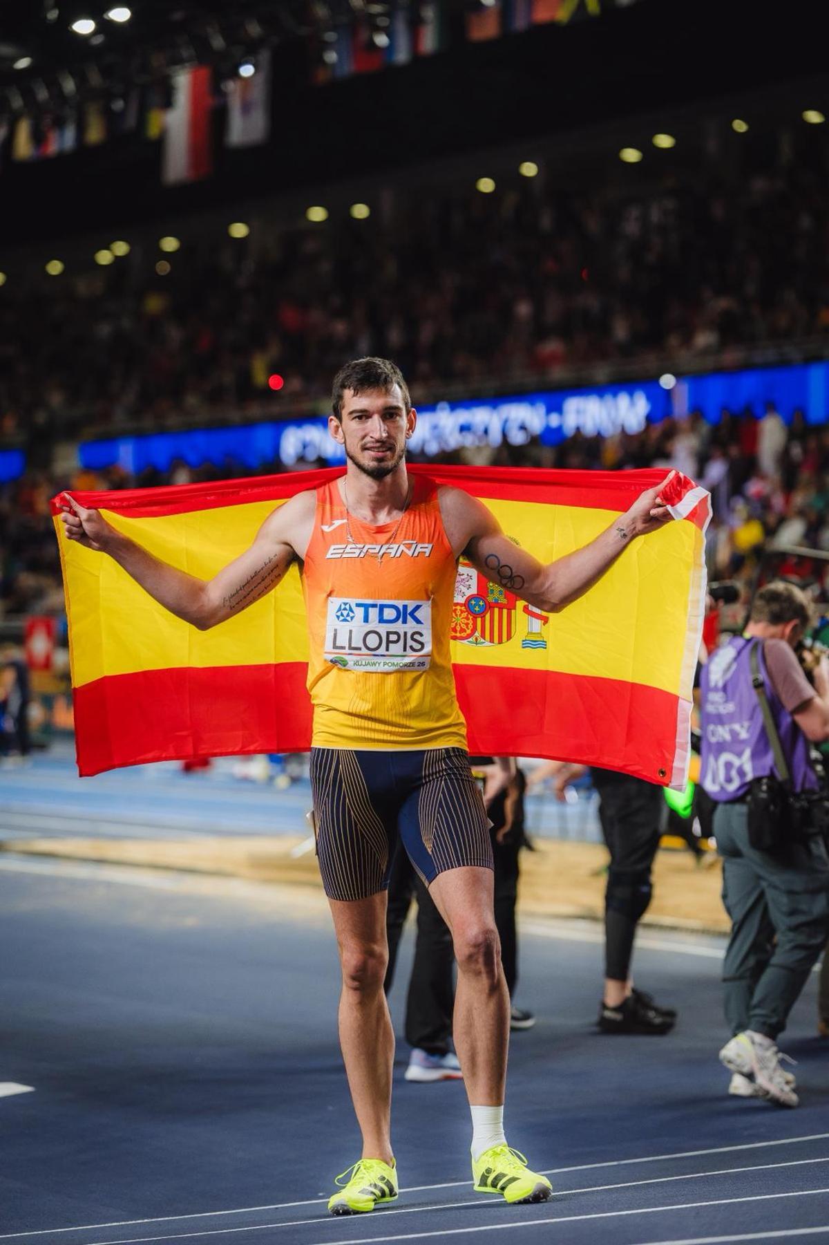 Llopis con la bandera de España en Torun.